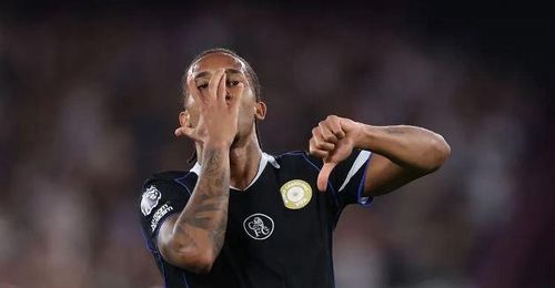 Barca khao khát Joao Pedro.