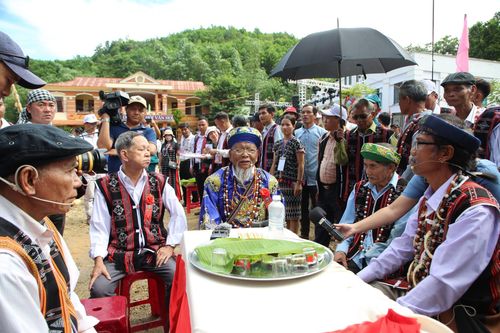 Già làng Alăng Chúc (giữa) chủ trì cuộc gặp gỡ, kết nghĩa giữa cộng đồng Cơ Tu xã Sông Kôn bằng câu hát lý. Ảnh: ALĂNG NGƯỚC