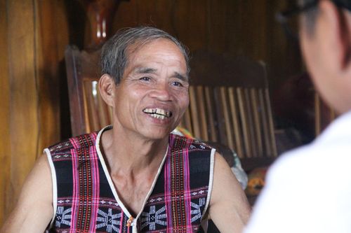 Già làng Clâu Blao chia sẻ về những “ẩn ý” trong nghệ thuật nói lý - hát lý. Ảnh: ALĂNG NGƯỚC
