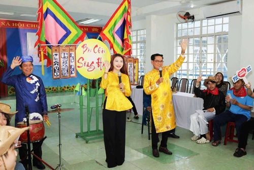 CLB Bài chòi Sông Hàn thường xuyên có những buổi giao lưu với học sinh, sinh viên để giới thiệu và lan tỏa văn nghệ dân gian đến với thế hệ trẻ. Ảnh: ĐOÀN HẠO LƯƠNG