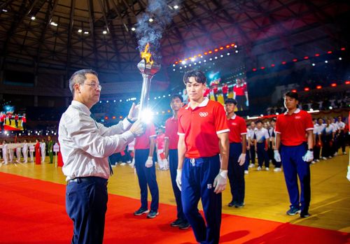 Chủ tịch UBND thành phố Nguyễn Mạnh Hùng thắp đuốc khai mạc đại hội. Ảnh: BẢO LÂM