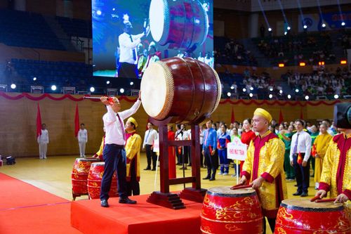 Phó Bí thư Thường trực Thành ủy Nguyễn Đình Vĩnh đánh trống khai mạc đại hội. Ảnh: BẢO LÂM