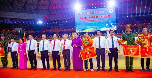 Lãnh đạo thành phố trao hoa và cờ lưu niệm cho các đoàn diễu hành biểu dương lực lượng. Ảnh: BẢO LÂM