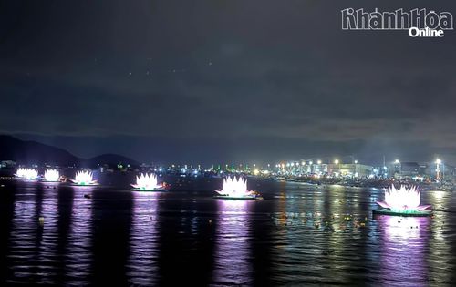 Bảy đóa sen được thắp sáng trên Đầm Nại với ý nghĩa cung nghinh 7 bước chân đầu tiên của Phật Thích Ca Mâu Ni khi chào đời.