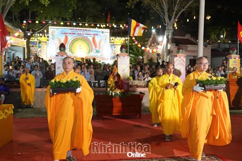 Các tăng sinh thực hiện nghi thức dâng trầm.