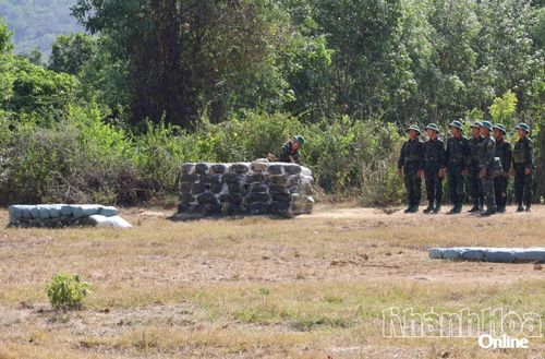 Chiến sĩ mới luyện tập nội dung ném lựu đạn.