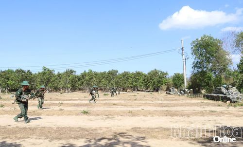Các chiến sĩ luyện tập bài dùng bộc phá đánh mục tiêu ban ngày và ban đêm.