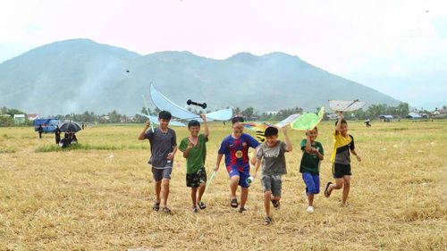 Tuy diều không thể bay cao nhưng các em nhỏ vẫn có một buổi chiều vui vẻ trên cánh đồng làng.