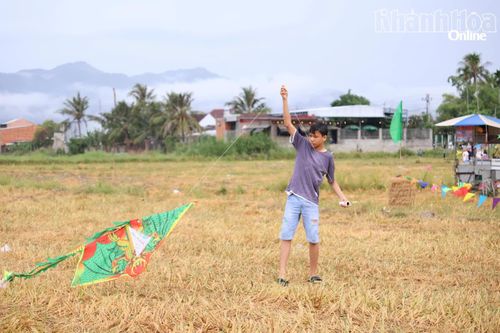 Cậu bé cố gắng chơi, hy vọng diều sẽ bay lên cao một lần nữa.