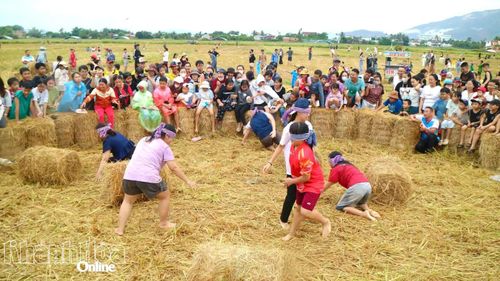 Cùng với thả diều, Ban tổ chức còn tổ chức trò chơi dân gian để các em nhỏ vui chơi.