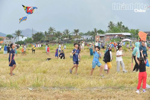 Các em nhỏ háo hức mang diều chạy đón gió.