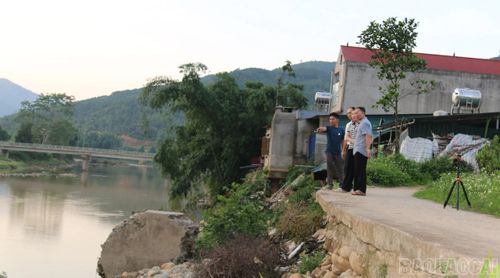 Nguy cơ đường nội đồng và diện tích canh tác lúa sẽ tiếp tục bị sạt lở khi có mưa lũ xảy ra.