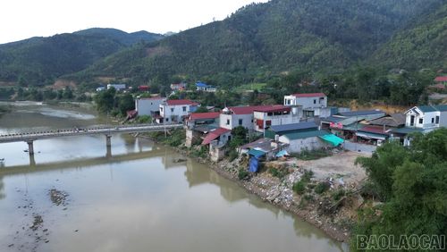 28 hộ dân ở thôn Làng Chạng luôn sống trong tình cảnh thấp thỏm, lo âu mỗi khi có mưa bão.