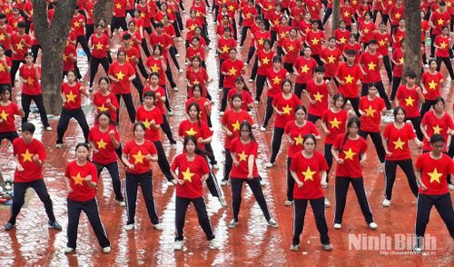 Học sinh Trường THPT Đinh Tiên Hoàng, phường Hoa Lư với đồng phục trình diễn tại “Ngày hội đồng diễn Võ nhạc Vovinam học sinh phổ thông” do Sở Giáo dục và Đào tạo tổ chức tháng 3/2026.
