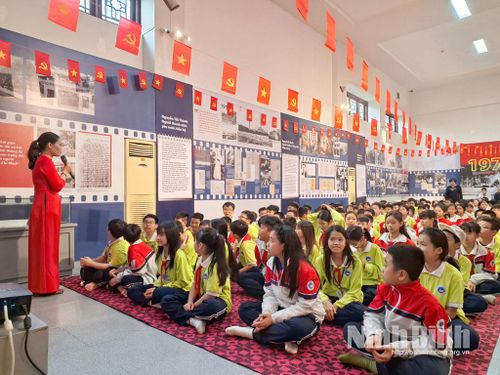 Học sinh Trường THCS Trần Bích San, phường Nam Định tìm hiểu truyền thống lịch sử tại Bảo tàng tỉnh.