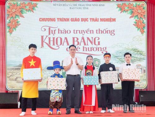 Học sinh tham gia chương trình trải nghiệm của Bảo tàng tỉnh tại đền thờ Trạng nguyên Nguyễn Hiền, xã Nam Hồng.