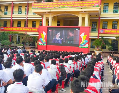 Học sinh Trường THCS Trần Đăng Ninh, phường Nam Định tập trung xem chiếu phim lịch sử “Mưa đỏ”.