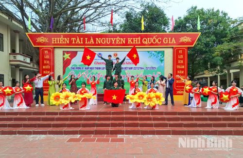Trường THCS Lê Hồng Phong, phường Hoa Lư tổ chức chương trình ngoại khóa kỷ niệm 81 năm ngày thành lập Quân đội nhân dân Việt Nam.