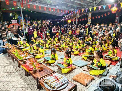 Học sinh xã Gia Trấn thi "Hoa Trạng nguyên" trong Lễ húy kỵ Quan Thượng thư Đinh Thúc Thông tại xã Gia Trấn.