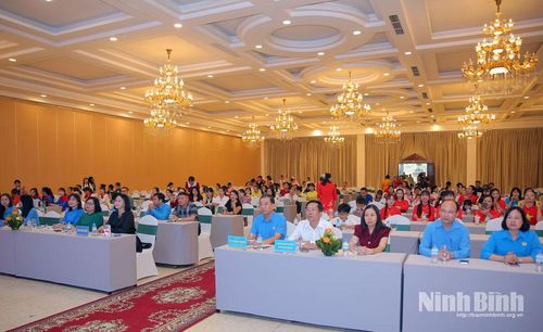 Các đại biểu tham dự hội diễn.