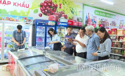 Đoàn kiểm tra liên ngành về ATTP do Sở Y tế chủ trì kiểm tra cơ sở kinh doanh thực phẩm tại xã Cẩm Khê.