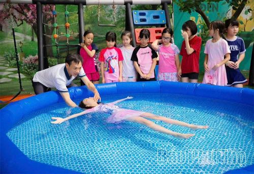 Học sinh Trường Tiểu học Ngô Quyền trải nghiệm kỹ năng tự nổi trên môi trường nước.