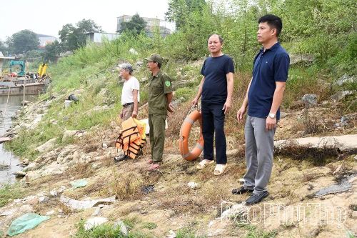 Tổ canh trực phòng, chống đuối nước thôn Phú Hậu, xã Sơn Đông rà soát các điểm tiềm ẩn nguy cơ đuối nước.