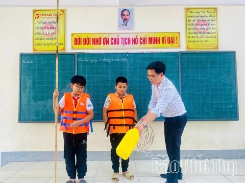 Giáo viên Trường Tiểu học Đỗ Khắc Chung, xã Sơn Đông hướng dẫn học sinh thực hiện biện pháp cứu đuối.