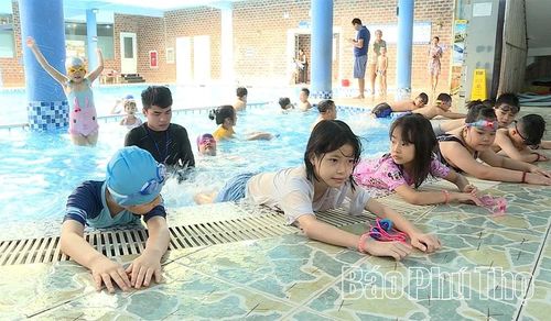 Các khóa học bơi được nhiều phụ huynh lựa chọn trong dịp hè.