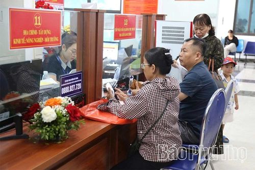 Người dân được hướng dẫn khi thực hiện thủ tục hành chính tại Trung tâm Phục vụ hành chính công phường Hòa Bình, góp phần đưa cải cách hành chính ngày càng gần dân, sát dân.