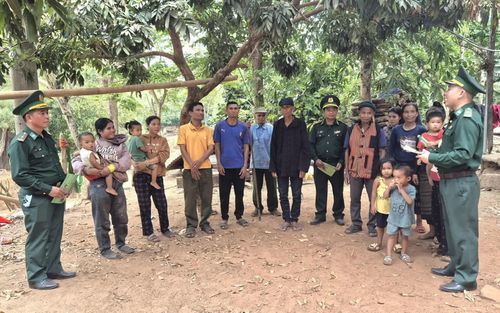 Cán bộ, chiến sĩ Đồn Biên phòng Cửa khẩu quốc tế Lao Bảo tuyên truyền về tác hại của ma túy cho các hộ gia đình tại thôn Hà Lệt - Ảnh: K.S