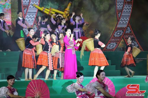 Tiết mục "Tình ca Tây Bắc".