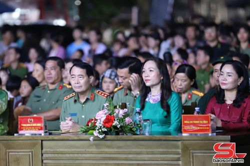 Các đại biểu tham dự chương trình.
