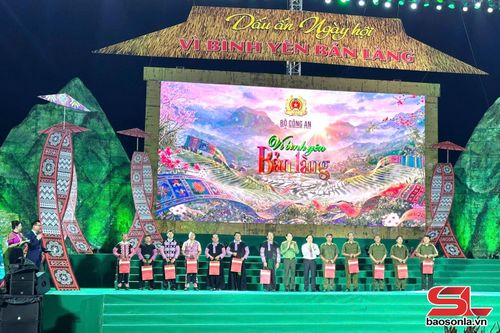 Ban tổ chức khen thưởng cho 12 cá nhân có thành tích trong phong trào Toàn dân bảo vệ an ninh Tổ quốc.