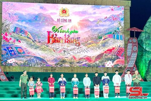 Ban tổ chức trao quà hỗ trợ học sinh nghèo vượt khó trên địa bàn xã Vân Hồ.