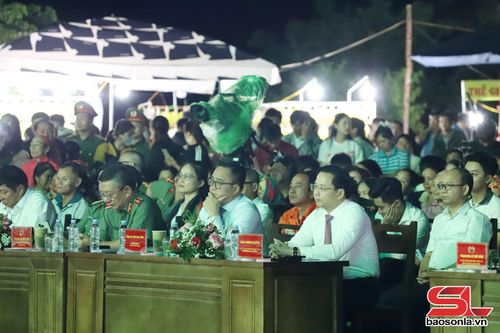 Lãnh đạo Trung ương và địa phương tham dự chương trình.