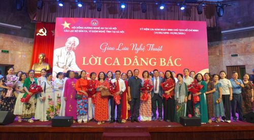 Các đại biểu cùng nghệ sĩ, diễn viên tại chương trình giao lưu nghệ thuật mang chủ đề “Lời ca dâng Bác”.