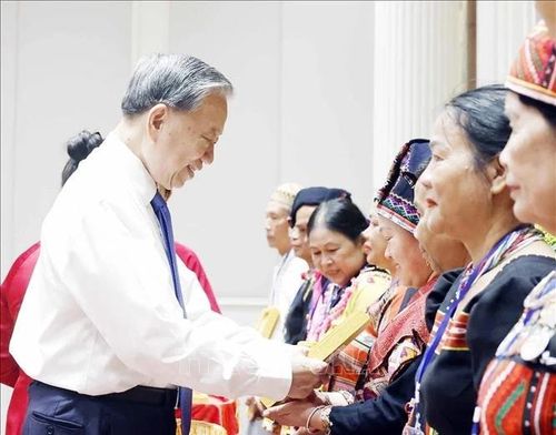 Tổng Bí thư, Chủ tịch nước Tô Lâm tặng chân dung Chủ tịch Hồ Chí Minh cho các già làng, trưởng bản, nghệ nhân, người có uy tín tiêu biểu toàn quốc ngày 18/4/2026. Ảnh: TTXVN