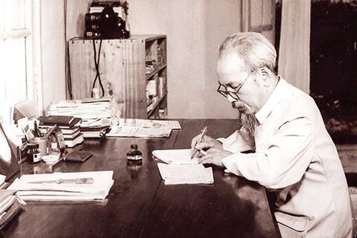 Chủ tịch Hồ Chí Minh sống và làm việc tại Nhà 54 trong Khu di tích Chủ tịch Hồ Chí Minh tại Phủ Chủ tịch. Ảnh tư liệu