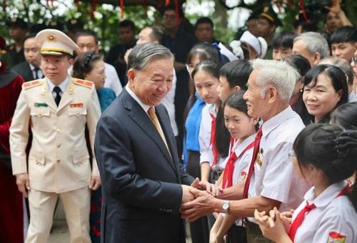 Tổng Bí thư, Chủ tịch nước Tô Lâm với các tầng lớp nhân dân tại Khu di tích lịch sử Quốc gia Đặc biệt Đền Hùng ngày 26/4/2026. Ảnh: Giang Huy