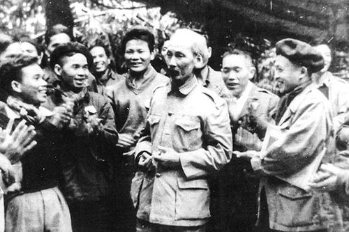 Chủ tịch Hồ Chí Minh nói chuyện với đại biểu dự Đại hội Đảng toàn quốc lần II, tháng 2/1951. Ảnh tư liệu