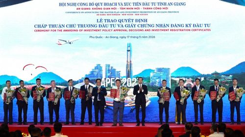 Tỉnh An Giang trao quyết định chấp thuận chủ trương đầu tư cho các nhà đầu tư. Ảnh: VGP.