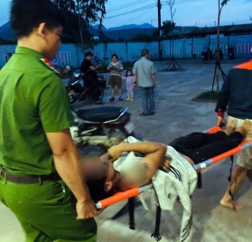 Công an xã Sơn Linh, Quảng Ngãi hỗ trợ nạn nhân bị sét đánh. Ảnh: CASL