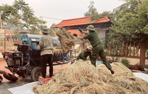 Côgn an xã Quý Lương hỗ trợ người dân tuốt lúa.