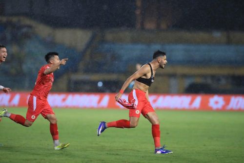Kịch tính được đẩy lên cao sau khi Leo Artur đã đưa bóng vào lưới đội khách nhưng..