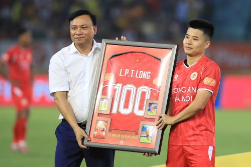 Trận đấu trên sân Hàng Đẫy tối 17/5 đánh dấu lần ra sân thứ 100 trong màu áo CAHN của tiền vệ Lê Phạm Thành Long.