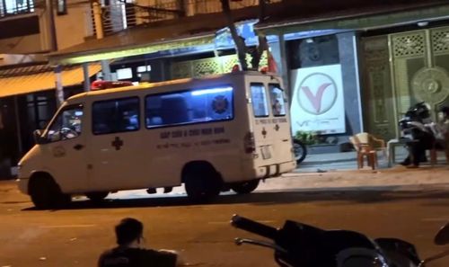 Nạn nhân được chuyển vào bệnh viện khám nghiệm tử thi để xác định nguyên nhân tử vong.