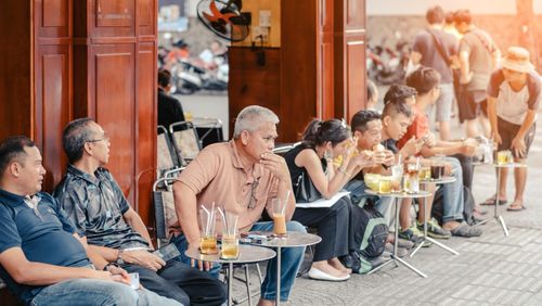 Sự giao thoa giữa nhịp sống bản địa trong các con hẻm nhỏ và kiến trúc đô thị hiện đại tạo nên chất riêng của TP.HCM.