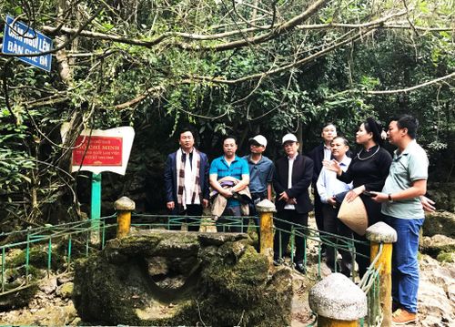 Du khách tham quan bàn đá, nơi làm việc của Bác Hồ tại Khu di tích Quốc gia đặc biệt Pác Bó.