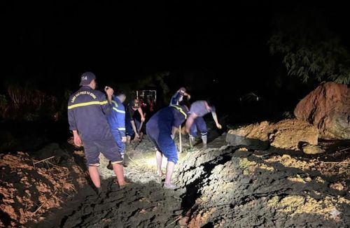 Lực lượng Công an kịp thời có mặt tại hiện trường ngập lụt xóm Bản Thuộc, xã Lý Quốc để cứu hộ, cứu nạn.